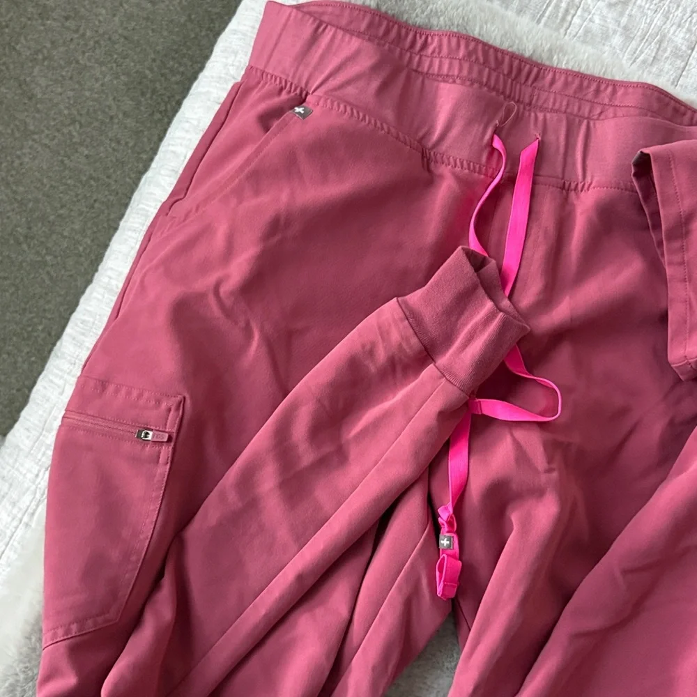 Figs Rose Scrub Ensemble - Picture 2 of 3